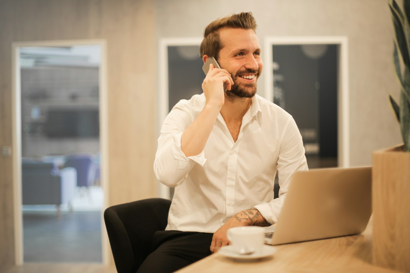 man using smartphone on chair dummies guide to starting your own business